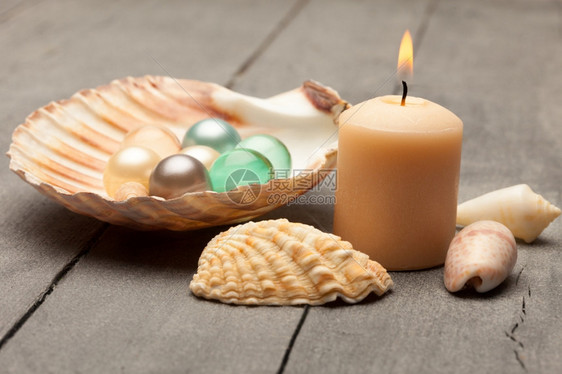 在木制桌子上方的罐壳中浴珍珠照片海洋温泉蜡烛图片