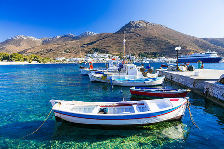 夏天巡航阿莫尔戈斯Amorgos岛风景海与典型渔船Cyclades号的典型海景希腊图片