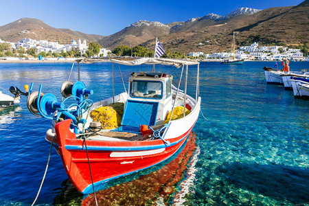 Amorgos岛风景海与典型渔船Cyclades号的典型海景希腊村庄航行吸引力图片