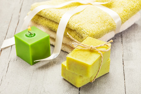 香气照片木制桌子上的橄榄肥皂和毛巾刷新淋浴图片