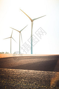 环境创新明亮的荷兰农村风力涡轮机和工作风力涡轮机图片