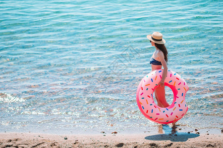 海滩上的年轻美女图片