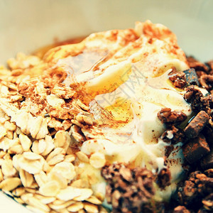 薄片健康食品在梅斯利酸奶含巧克力的燕麦蜂蜜和肉桂白菜中吃早餐自然一种图片
