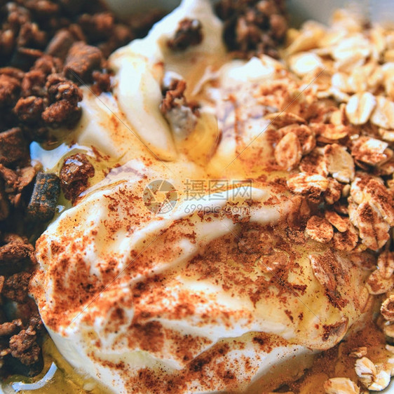 一顿饭白色的麦片健康食品在梅斯利酸奶含巧克力的燕麦蜂蜜和肉桂白菜中吃早餐图片
