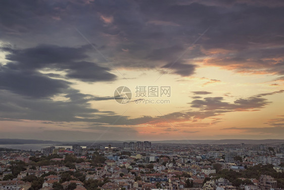 墙纸保加利亚瓦尔纳市上空美丽的乌云高城市图片