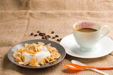 意式咖啡饮料牛奶布丁甜脆薯条和菜底咖啡亚麻布目的背景