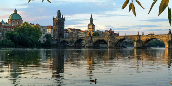 塔最多城堡夏日出时在布拉格的查尔斯桥图片