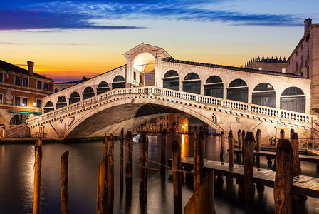 船自然欧洲威尼斯的Rialto桥夜景图片