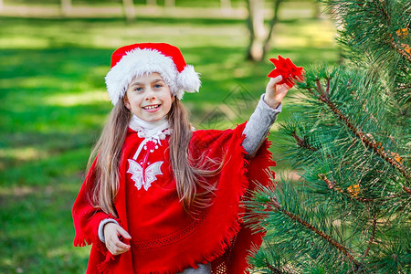 装饰圣诞树的女孩图片