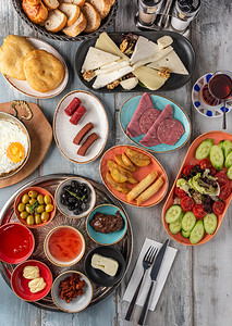 美食家传统土耳其早餐用木制桌上的传统土制茶叶供应在木桌边健康图片
