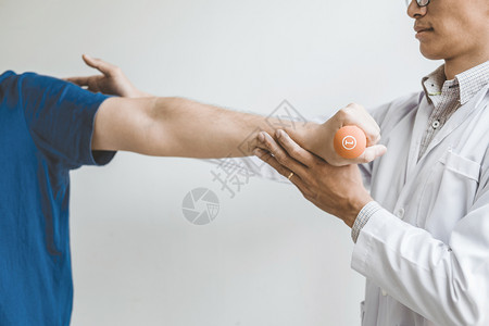 男医生给患者手臂做治疗图片