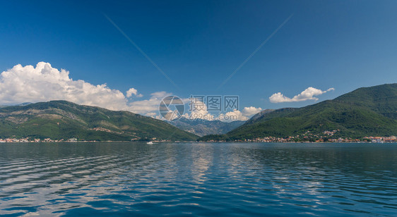 亚得里海帆船黑山科托尔湾海边蒂瓦特城市村庄的游轮开始时间黑山科托尔湾海岸的蒂瓦特城市村庄黑山科托尔湾进步图片