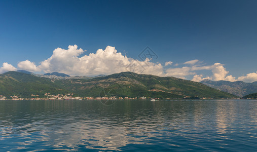 棕榈采取黑山科托尔湾海边蒂瓦特城市村庄的游轮开始时间黑山科托尔湾海岸的蒂瓦特城市村庄黑山科托尔湾房子图片