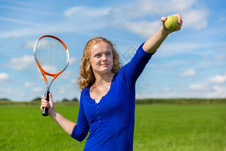 外边拿着网球拍打和的年轻caucasians女人体育精神姿势活动图片