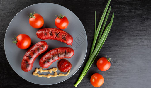 上面的黑背景观传统食品复制香料番茄和酱盘子上的炒香肠概念西红柿和番茄酱注Fried香肠与番茄和酱晚餐红色的多于图片