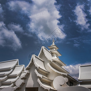 泰国清莱20年9月5日在泰国清莱著名的WatRongKhun白殿展出雕塑寺庙美丽白色的图片