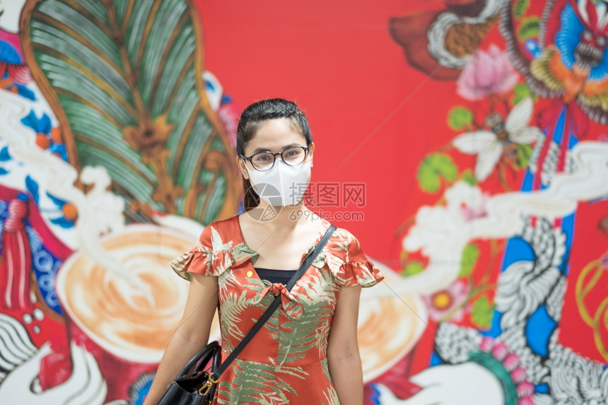 疏远美丽的商业身戴保护面罩的亚裔年轻女孩保护科罗纳喷发在共食19次大流行病后享受新正常生活方式的快乐女游客图片