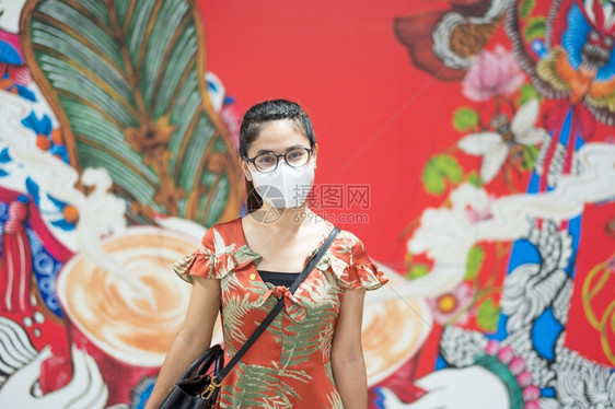 疏远美丽的商业身戴保护面罩的亚裔年轻女孩保护科罗纳喷发在共食19次大流行病后享受新正常生活方式的快乐女游客图片
