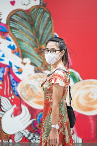 身戴保护面罩的亚裔年轻女孩保护科罗纳喷发在共食19次大流行病后享受新正常生活方式的快乐女游客文化新的泰国图片