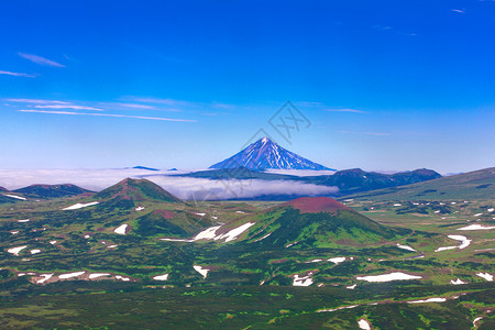 水俄罗斯堪察加穆特诺夫斯基火山脚下谷全景俄罗斯堪察加穆特诺夫斯基火山脚下谷全景溪流风优美图片