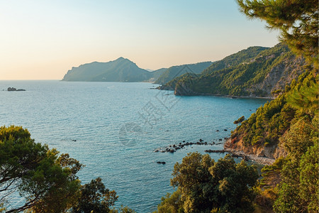 从希腊Sinarades村到日落岩石海岸和蓝Corfu的Ermones村海景阴霾田园诗般的图片