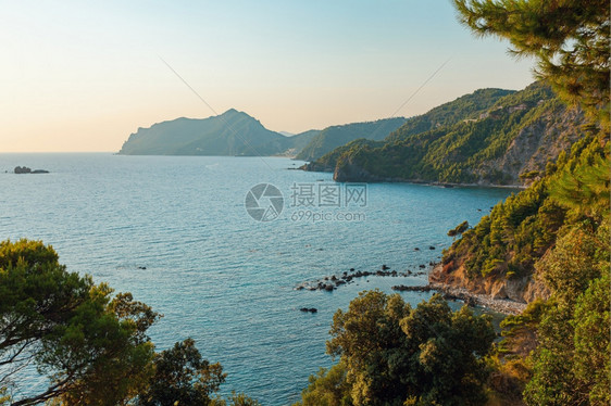 从希腊Sinarades村到日落岩石海岸和蓝Corfu的Ermones村海景阴霾田园诗般的图片