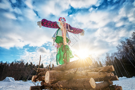 在马斯莱尼察的燃烧是俄罗斯在春天举行的传统庆祝活动也是俄罗斯的传统庆典自然稻草人户外图片
