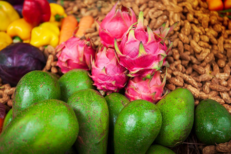 栽培生态的素食主义者龙果阿沃卡多斯紫色卷心菜和来自生态耕作的其他水果和蔬菜以龙为重点图片