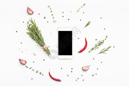 盐白色背景的智能手机模拟假冒空白文本间带绿色草药和香料菜单设计食品博客谱烹饪手册或配有素材的送餐程序黑色食物背景图片