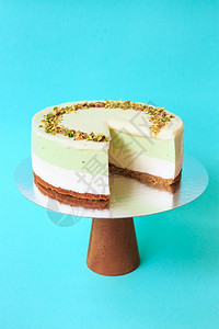 切片绿色喜庆的在木蛋糕摊上切了生日蛋糕美丽的松饼和鲜奶油石背景蛋糕复制空间食物摄影作为谱图片