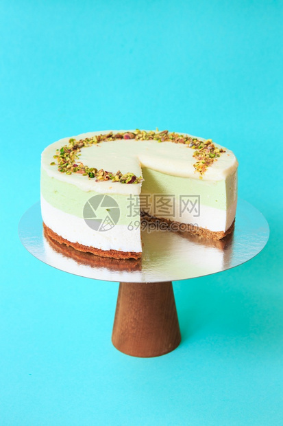 切片绿色喜庆的在木蛋糕摊上切了生日蛋糕美丽的松饼和鲜奶油石背景蛋糕复制空间食物摄影作为谱图片