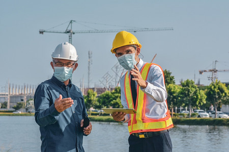 工地建设项目规划两名面遮的工程师人头盔帽子图片