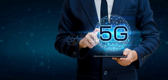 数据5g地球商人连接全世界服务员手持智能和5G网络连接概念的空数字平板电脑带有智能和5G网络连接概念信号无线上网图片