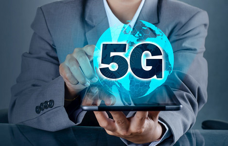 在线的5g地球商人连接全世界服务员手持智能和5G网络连接概念的空数字平板电脑带有智能和5G网络连接概念5克商业图片