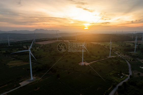 场地自然工业的从空气风力涡轮机农场公园采集的日出时大型风涡轮机空中观察图片