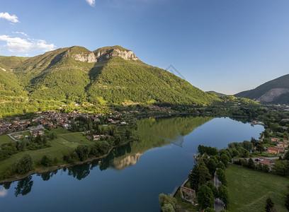 该湖位于意大利伦巴迪卡瓦纳谷的Bergamo附近校对Soup游客伦巴第阿尔卑斯山图片