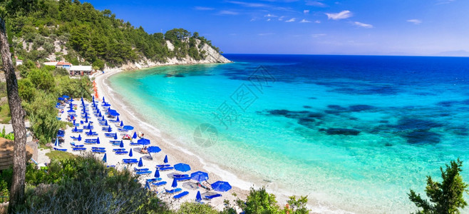 蓝旗希腊最好的海滩Lemonakia与松绿海的柠檬水Samos岛美丽的萨莫斯希腊岛海滩天蓝色人们萨摩斯图片
