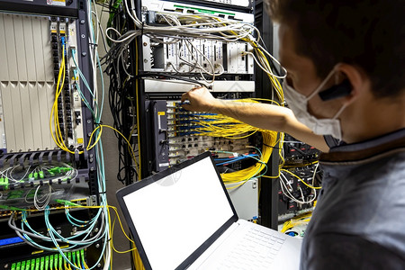 电脑手动的修理工电缆室服务器和数据问题的技术工程师修补问题图片