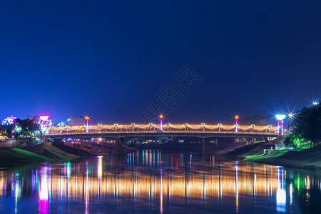 高速公路夜晚南河上美丽的灯光晚上在泰国Phitsanulok市的Naresuan桥上旅行图片