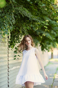 穿着短白色裙的可爱女孩图片