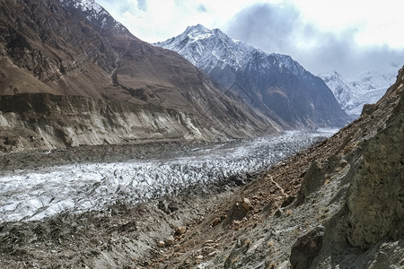 远足霍帕尔冰川或覆盖着瓦砾巨石和泥土巴基斯坦NagarValleyGilgitBaltistan高的岩石图片