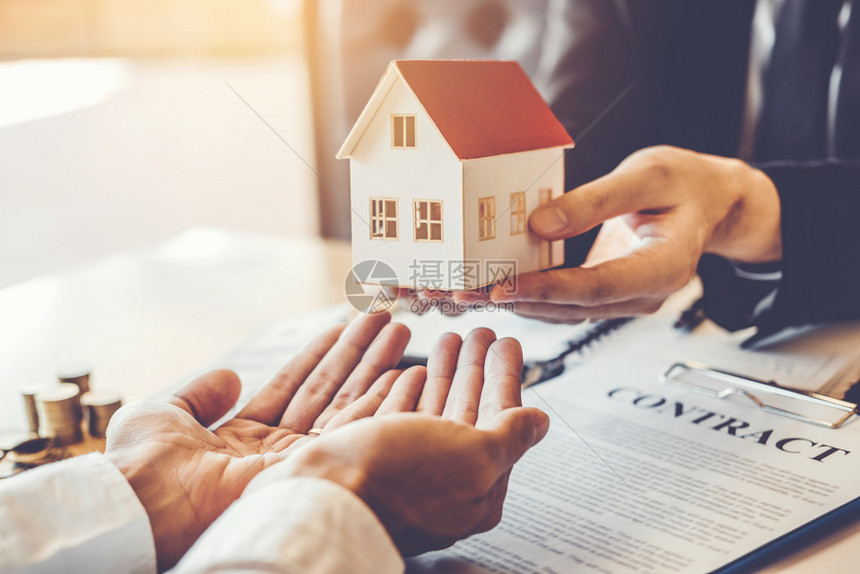 顾问利润房主销售代理商向客户提供钥匙房签署协议合同保险自家概念图片