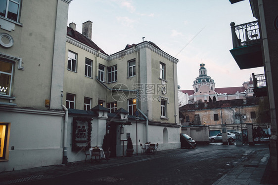 历史的古老建筑和冬季背景的狭窄古老维尔纽斯街道城市景观立陶宛图片