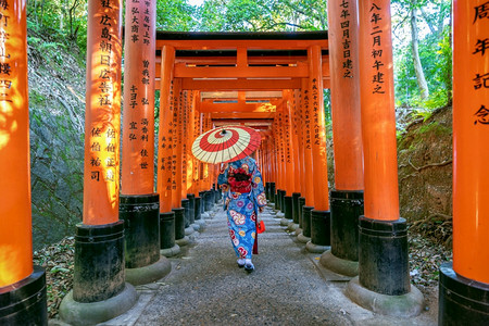 2018年7月3日本京都在FushimiInari神社从事传统的日本乳粉亚洲妇女孩人宗教的图片