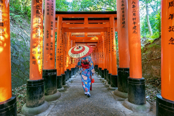2018年7月3日本京都在FushimiInari神社从事传统的日本乳粉亚洲妇女孩人宗教的图片