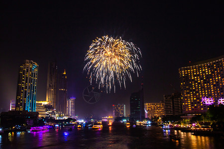 爆裂夜间城市观景背的烟花色彩多夜市风景背以庆祝节乐趣明亮的图片