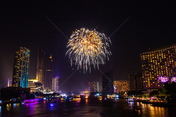 爆裂夜间城市观景背的烟花色彩多夜市风景背以庆祝节乐趣明亮的图片