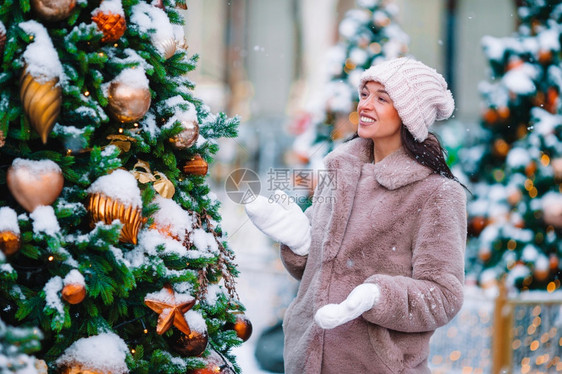 户外过圣诞节的女人图片