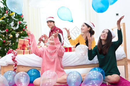 城市的闲暇庆祝圣诞节和新年假日及派对概念的热气球投向亚洲民众团体以庆祝圣诞节和新年图片