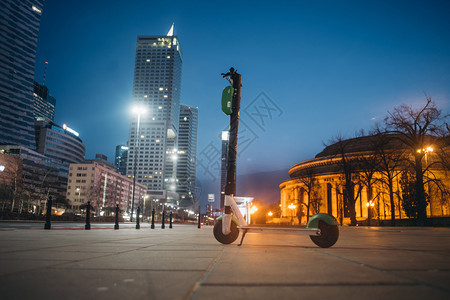 华沙夜街的出租电动摩托车分享首都夜晚图片